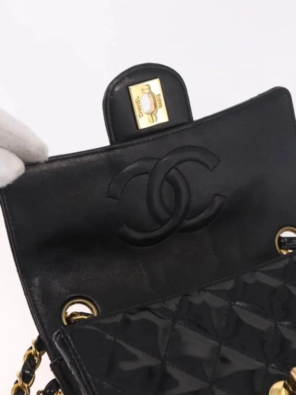 CHANEL Mini Matelasse 17 Chain Bag Patent leather Black Gold CC Auth 184825V
